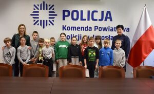 Policjantka, kobieta i dzieci zdjęcie grupowe