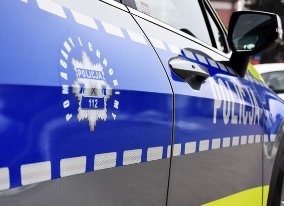 Drzwi radiowozu z napisem Policja i policyjną gwiazdą