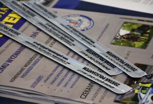 Ulotki na których leżą odblaski