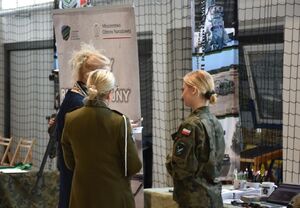 Kobiety rozmawiają przy stoisku żołnierzy