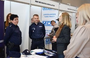 Policjanci rozmawiają z osobami odwiedzającymi policyjne stoisko
