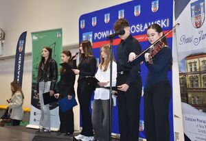 Młodzież podczas występu na scenie