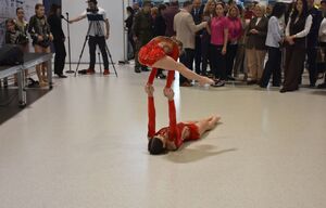 Dziewczynki oprawiające akrobatykę sportową