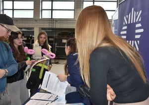 Młodzież przy policyjnym stoisku