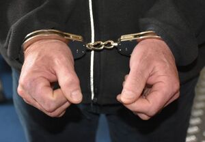 Ręce na których założone są kajdanki