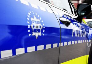 Napis na drzwiach radiowozu Pomagamy i chronimy
