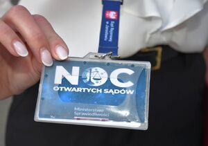 Identyfikator z napisem Noc Otwartych Sądów