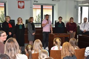 Sala rozpraw w sądzie. Na niej znajdują się uczestnicy rozprawy
