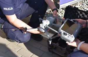 Policjanci prezentują drona