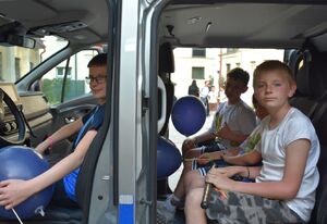 Dzieci w policyjnym radiowozie