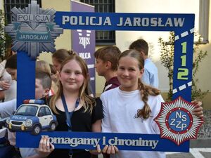 Dwie dziewczynki w oknie policyjnej ramki pamiątkowej