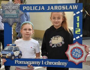 Dwie dziewczynki w oknie policyjnej ramki pamiątkowej