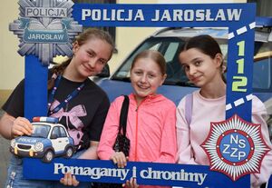Trzy dziewczynki w oknie policyjnej ramki pamiątkowej