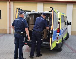 Policjanci przy radiowozie