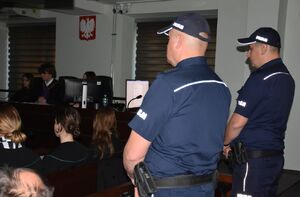 Policjanci na sali sądowej w czasie rozprawy