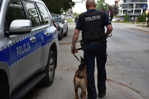 Policyjny przewodnik z psem służbowym