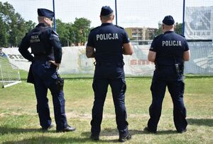Policjanci na stadionie w trakcie zabezpieczenia meczu