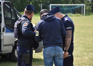Policjanci na stadionie podczas zabezpieczenia meczu piłki nożnej