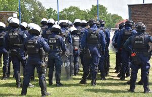 Policjanci przed stadionem w trakcie zabezpieczenia meczu