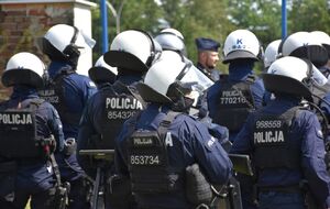 Policjanci w trakcie zabezpieczenia meczu