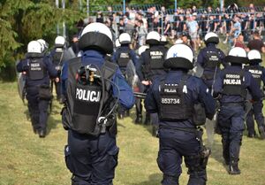 Policjanci w trakcie zabezpieczenia meczu na stadionie