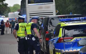 Policjanci przy radiowozie