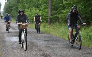 Rowerzyści podczas jazdy w lesie