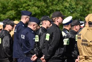 Policjanci i strażacy podczas prowadzonej odprawy