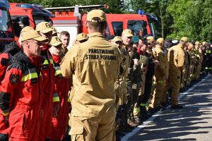 Strażacy i policjanci  w czasie odprawy