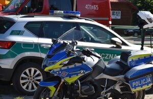 Policyjny motocykl, pojazd straży granicznej i wóz strażacki
