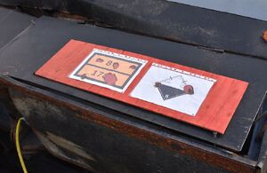 Oznaczenia na ciężarówce o silnie żrących kwasach