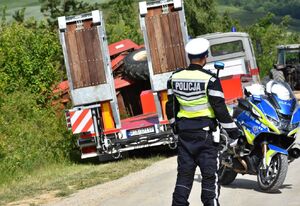 Policjant kieruje ruchem na miejscu zdarzenia