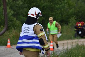 Strażak kierujący działaniami ratowniczymi