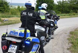 Policjanci jadą na motocyklach
