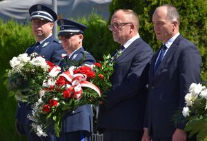 Policjanci oraz przedstawiciele samorządu z wiązankami
