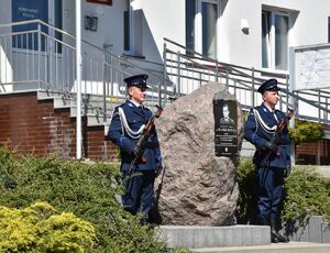 Policjanci przy tablicy poświęconej Generałowi Markowi Papale