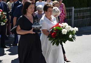 Kobiety z wiązanką kwiatów