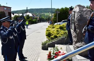 Policjanci oddają hołd ś.p. Generałowi