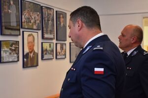 Policjanci zwiedzają Izbę Pamięci