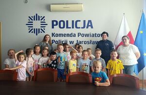 Zdjęcie grupowe dzieci, opiekunów i policjantki