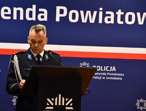 Komendant podczas przemowy przy mównicy