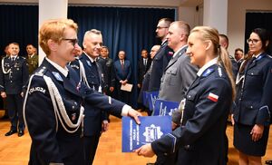 Pani Komendant wręcza akt mianowania policjantce