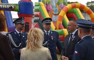 Policjanci i uczestnicy pikniku