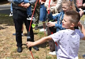 Chłopiec strzela z łuku