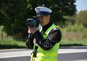Policjant podczas pomiaru prędkości