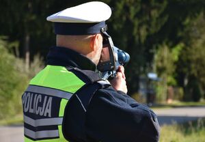 Policjant kontroluje prędkość kierujących