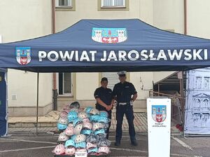 Policjantka i policjant na stoisku Starostwa Powiatowego w Jarosławiu