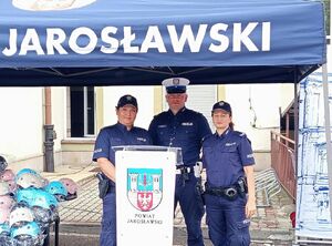 Policjantki i policjant na stoisku Powiatu Jaroslawskiego