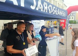 Policjantka prowadzi konkurs dla dzieci