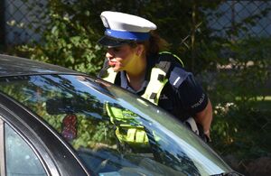 Policjantka przy radiowozie